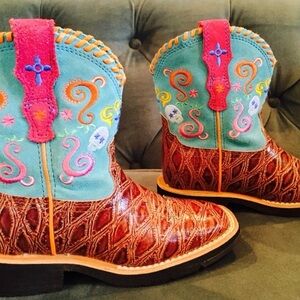 Georgeous Kids Ariat Boots. Size 10.5.